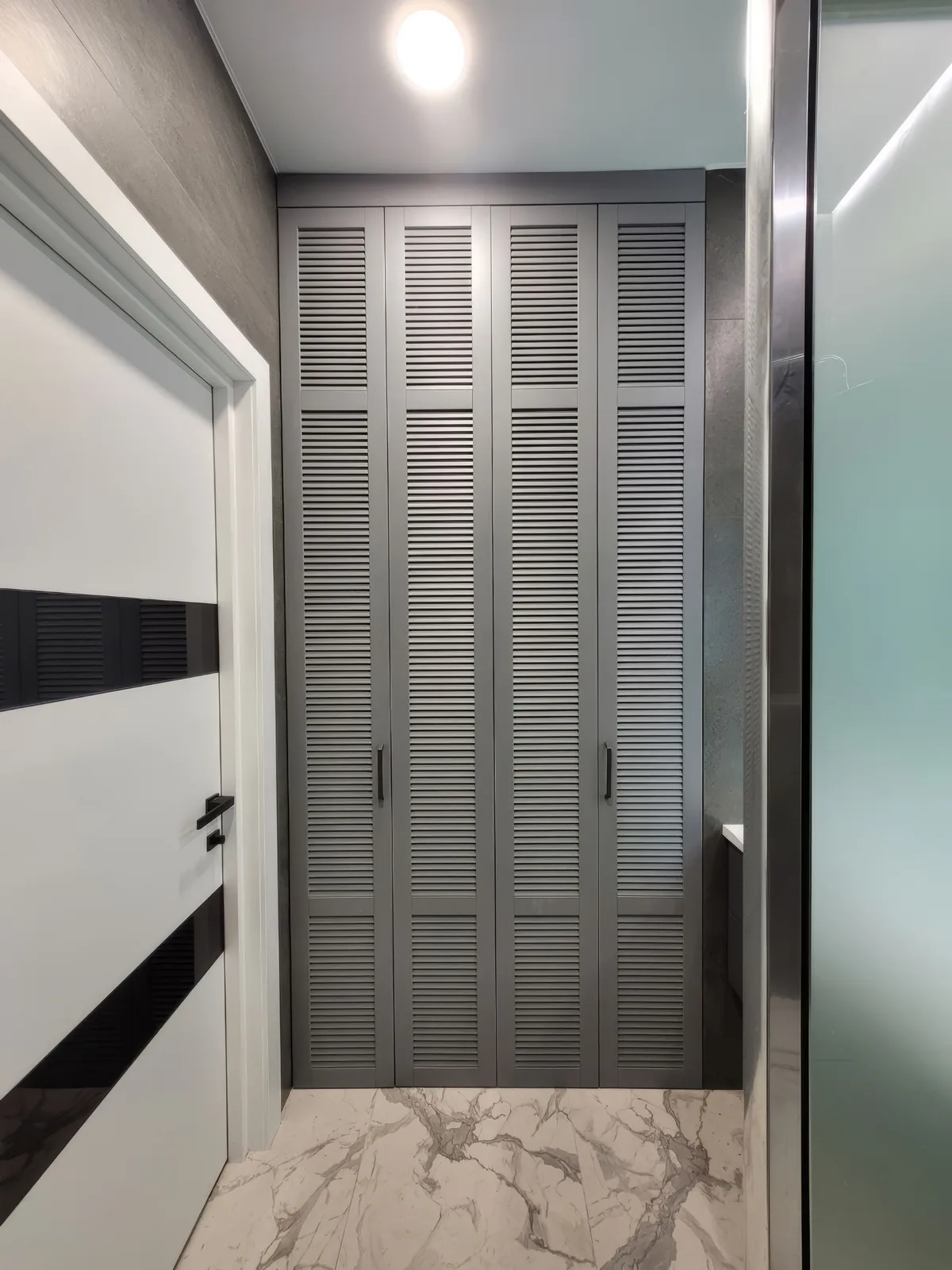 Реализованный санузел со встроенным шкафом